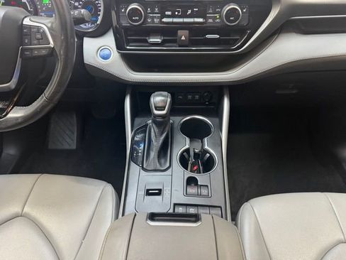 Used 2021 Toyota Highlander XLE FWD image 15