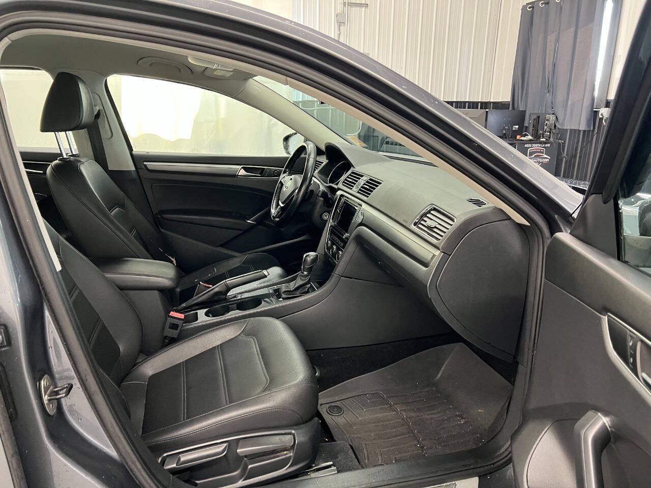 Used 2017 Volkswagen Passat 1.8T R-Line w/ R-Line Lighting Package FWD image 11