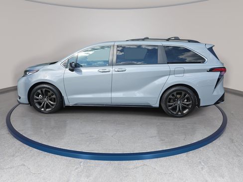 Used 2024 Toyota Sienna XSE FWD image 8