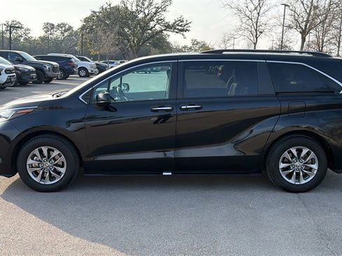 Used 2024 Toyota Sienna XLE image 2