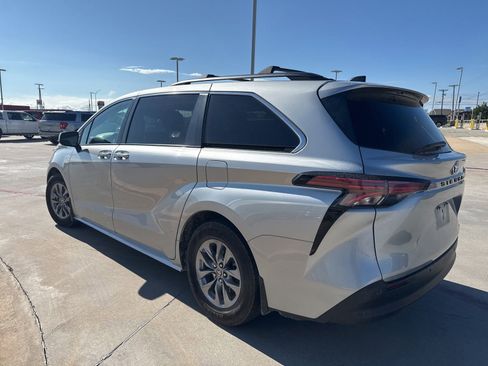 Used 2022 Toyota Sienna XLE FWD image 5