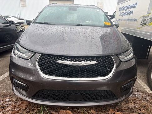 Used 2022 Chrysler Pacifica Limited w/ Uconnect Theater Family Group image 3