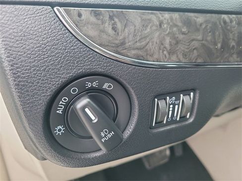 Used 2014 Chrysler Town & Country Limited image 21