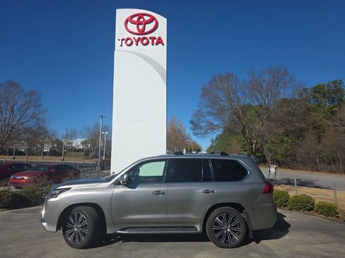 Used 2020 Lexus LX 570 4WD w/ 3rd Row & Luxury Pkg image 3
