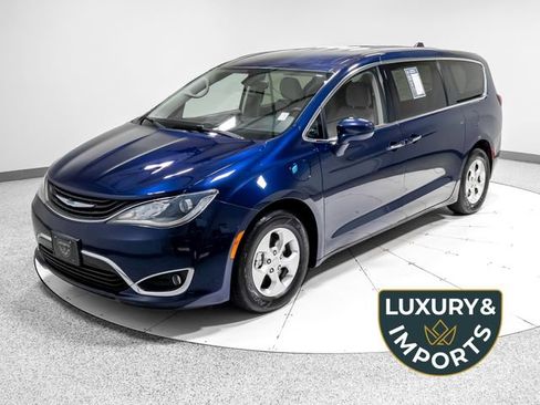 Used 2018 Chrysler Pacifica Touring Plus FWD image 1