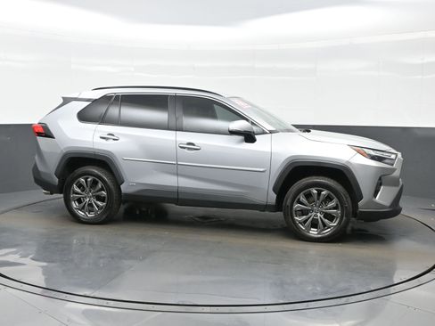 Used 2022 Toyota RAV4 XLE Premium AWD/4WD image 7