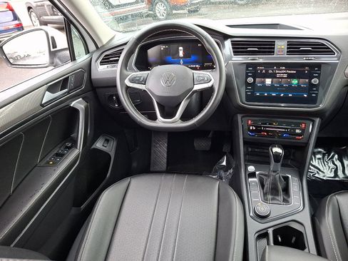 Used 2024 Volkswagen Tiguan SE w/ Panoramic Sunroof Package image 10