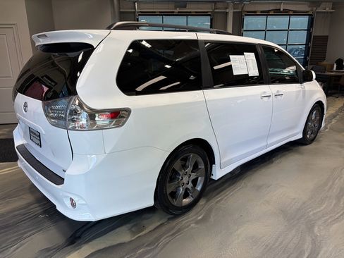 Used 2017 Toyota Sienna SE FWD image 32