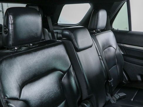 Used 2019 Ford Explorer XLT w/ Equipment Group 202A FWD image 28