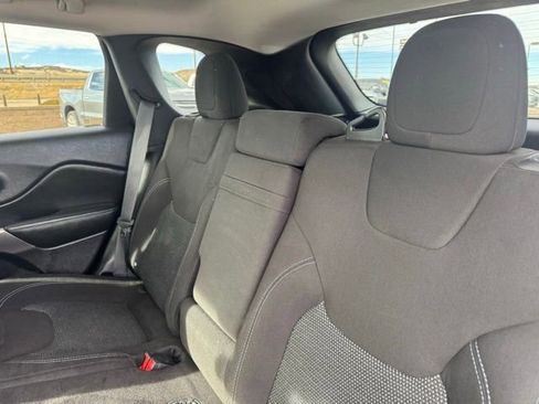 Used 2019 Jeep Cherokee Latitude w/ Popular Appearance Group image 17