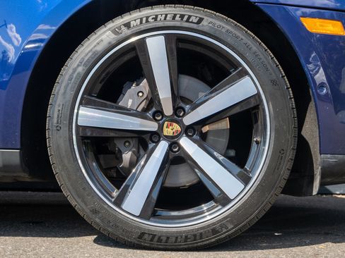 Certified 2022 Porsche Macan AWD/4WD image 15
