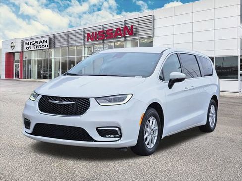 Used 2023 Chrysler Pacifica Touring-L image 8