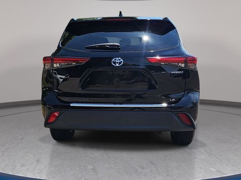 Used 2020 Toyota Highlander LE FWD image 6