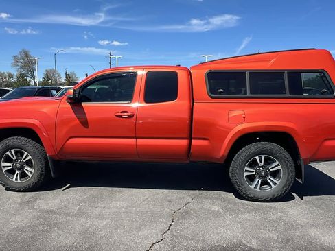 Used 2016 Toyota Tacoma TRD Sport w/ Towing Package AWD/4WD image 8
