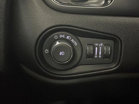 Used 2018 Jeep Renegade Altitude FWD image 30