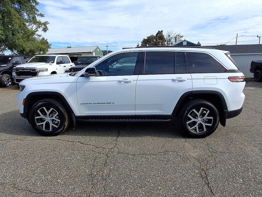 Used 2025 Jeep Grand Cherokee Limited w/ Trailer Tow Package AWD/4WD image 5
