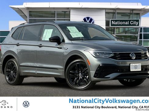 Certified 2022 Volkswagen Tiguan SE R-Line image 1