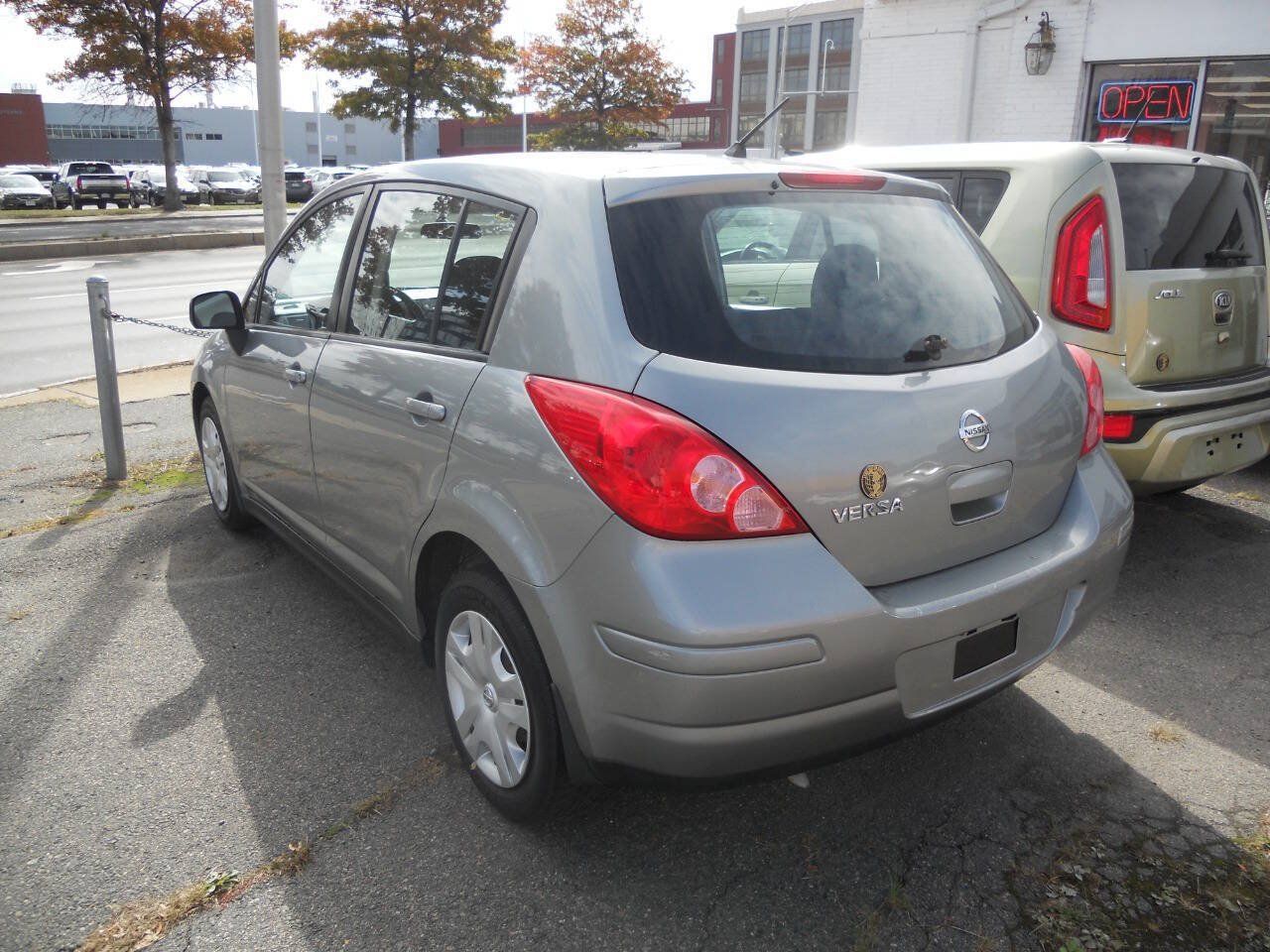 Used 2011 Nissan Versa 1.8 S w/ Plus Pkg FWD image 4