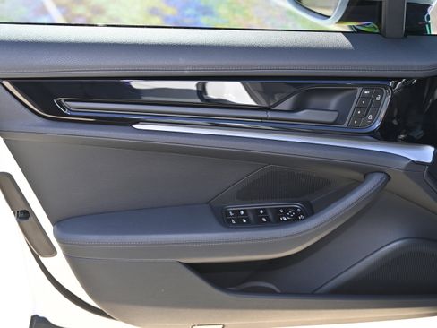 Used 2024 Porsche Panamera 4 image 11