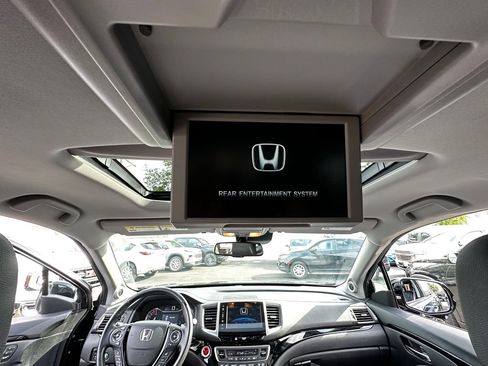 Used 2018 Honda Pilot Touring image 11