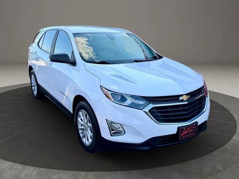 Used 2021 Chevrolet Equinox LS w/ LS Convenience Package FWD image 3
