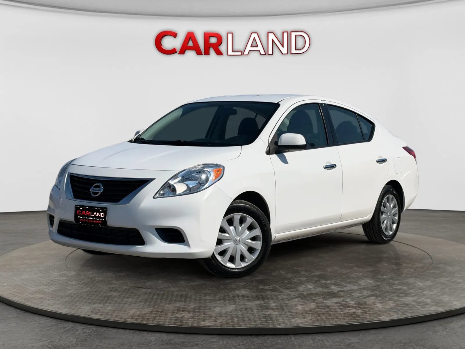 Used 2014 Nissan Versa SV FWD image 1