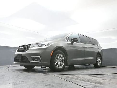 Used 2025 Chrysler Pacifica Select image 49