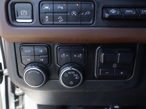 Used 2021 Chevrolet Suburban High Country w/ Premium Package image 23