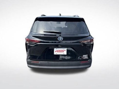 Used 2023 Toyota Sienna XLE FWD image 6