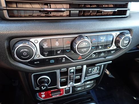 Used 2024 Jeep Wrangler Unlimited AWD/4WD image 17