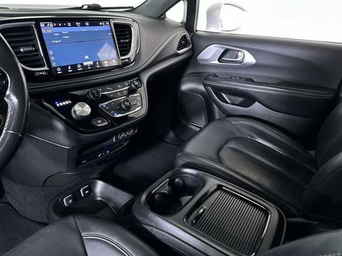 Used 2021 Chrysler Pacifica Touring-L w/ Uconnect Theater Family Group FWD image 36