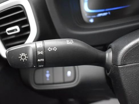 Used 2025 Hyundai Venue Limited FWD image 25