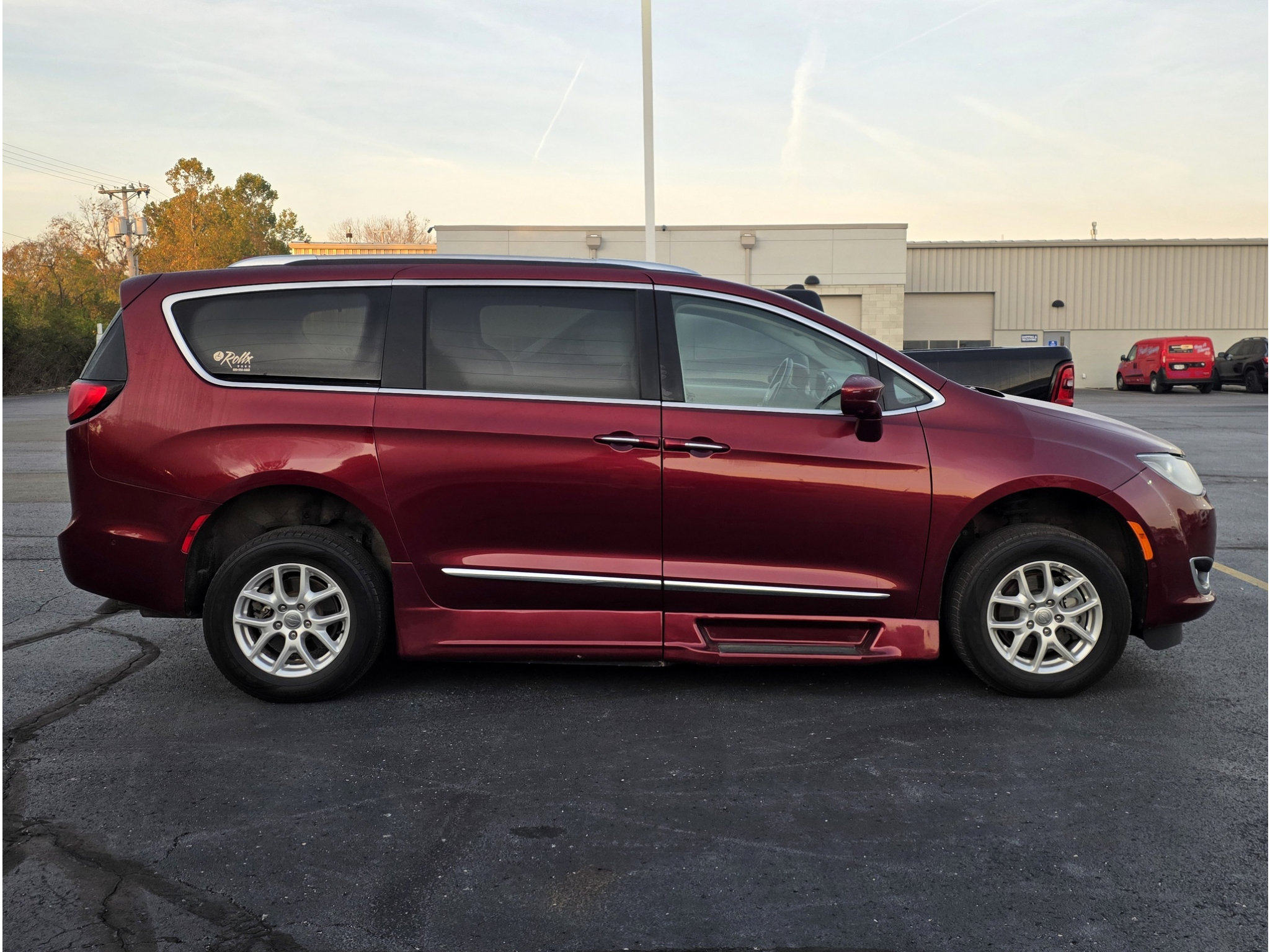 Used 2020 Chrysler Pacifica Touring-L w/ Advanced Safetytec Group FWD image 2