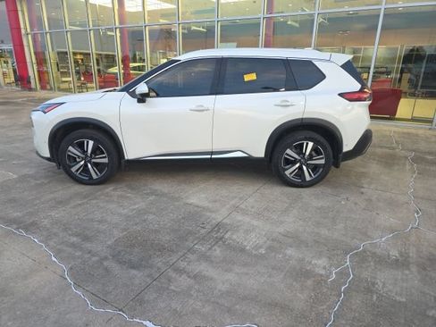 Used 2023 Nissan Rogue SL w/ SL Premium Package FWD image 2