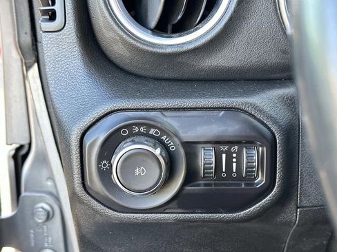 Used 2018 Jeep Wrangler Unlimited Sahara AWD/4WD image 25
