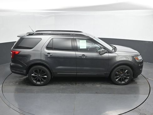 Used 2018 Ford Explorer XLT w/ Equipment Group 202A AWD/4WD image 27