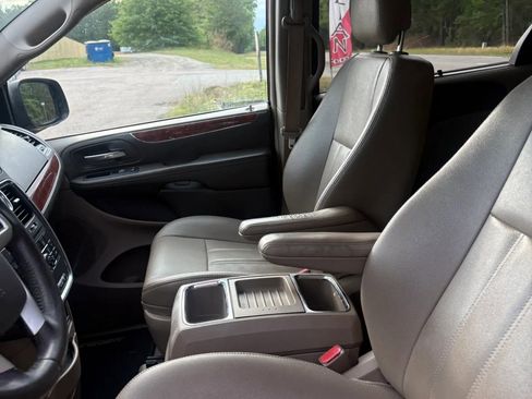 Used 2016 Chrysler Town & Country Touring FWD image 41