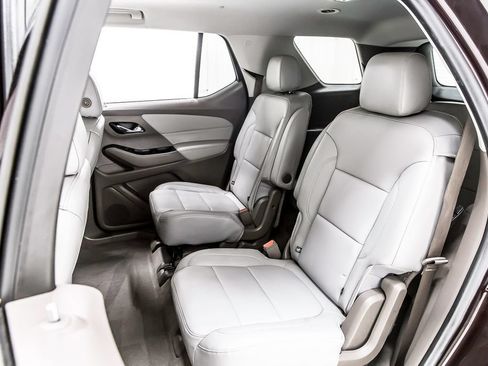 Used 2021 Chevrolet Traverse LT FWD image 30