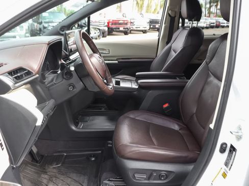 Used 2023 Toyota Sienna Platinum FWD image 18