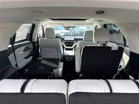Used 2025 Ford Explorer Platinum w/ LUX Leather Package AWD/4WD image 16