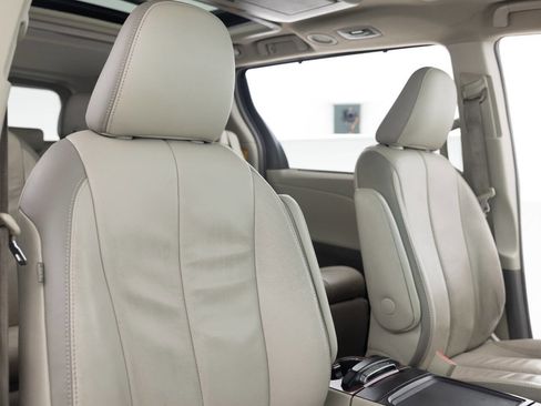 Used 2014 Toyota Sienna Limited w/ Limited Premium Package image 26