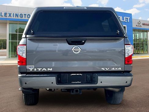 Used 2020 Nissan Titan SV w/ SV Convenience Package image 4
