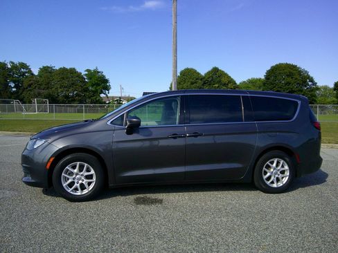 Used 2017 Chrysler Pacifica LX FWD image 9