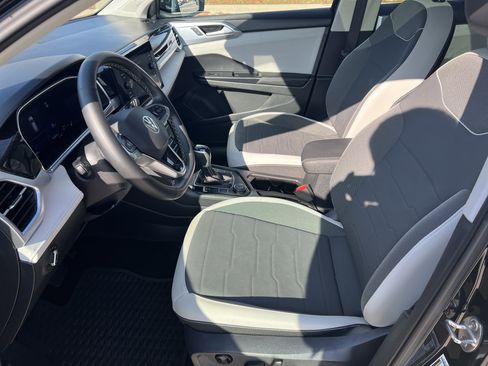 Certified 2025 Volkswagen Taos SE w/ Panoramic Sunroof Package image 16