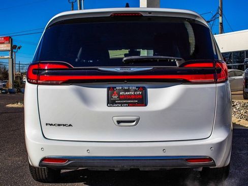 Used 2024 Chrysler Pacifica Touring-L FWD image 5