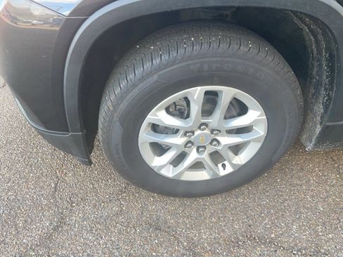 Used 2021 Chevrolet Traverse LS image 2