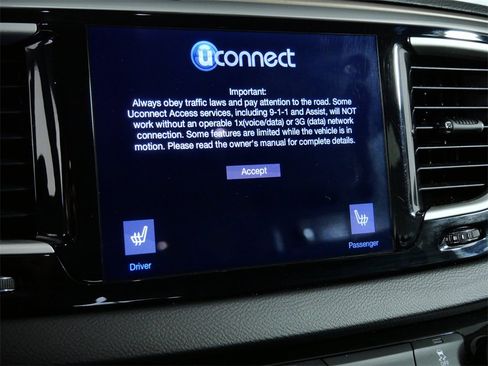 Used 2017 Chrysler Pacifica Touring-L w/ Tire & Wheel Group image 21