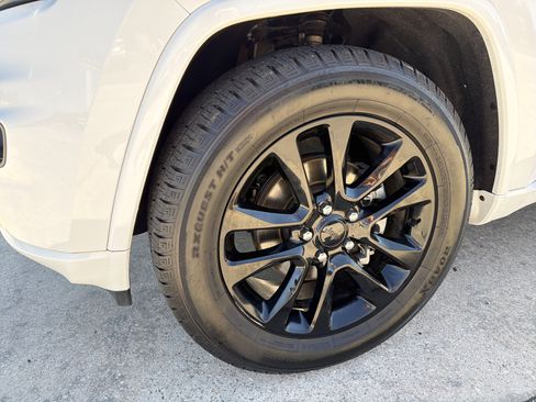 Used 2020 Jeep Grand Cherokee Altitude RWD image 15