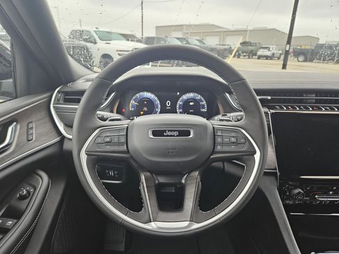 New 2025 Jeep Grand Cherokee Limited image 18