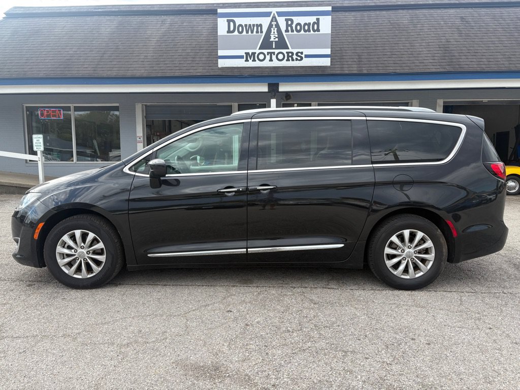 Used 2019 Chrysler Pacifica Touring-L FWD image 2
